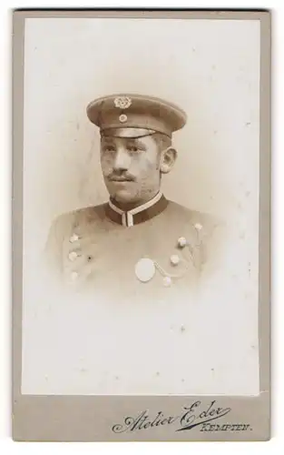 Fotografie Atelier Eder, Kempten, Portrait stattlicher Soldat in interessanter Uniform