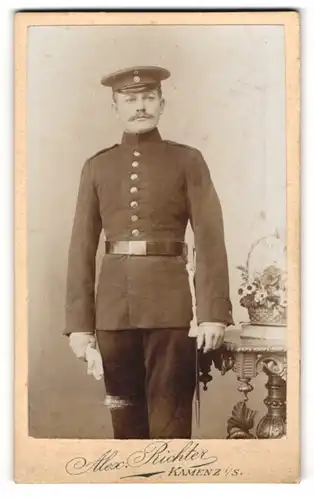 Fotografie Alex. Richter, Kamenz i. S., Portrait charmanter Soldat in interessanter Uniform mit Schnäuzer