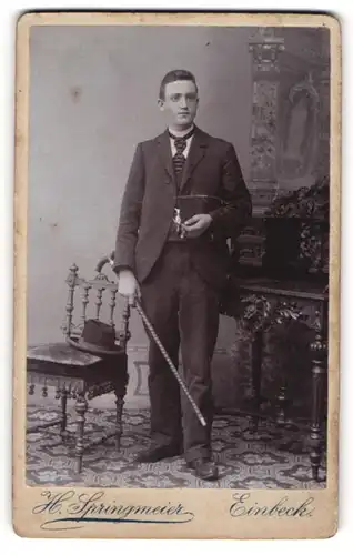 Fotografie H. Springmeier, Einbeck, Portrait stattlicher junger Mann im eleganten Anzug