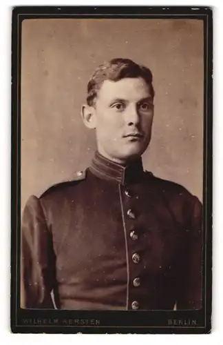 Fotografie Wilhelm Kersten, Berlin, junger Soldat in interessanter Uniform