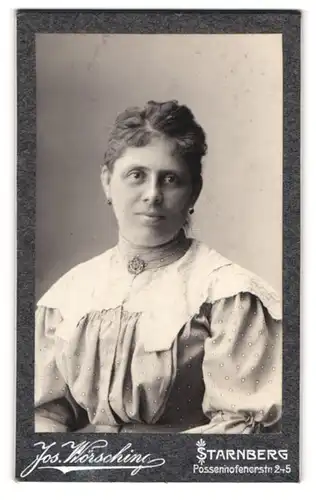 Fotografie Jos. Wörsching, Starnberg, Portrait bildschöne Dame mit Ohrringen und Brosche am Kragen