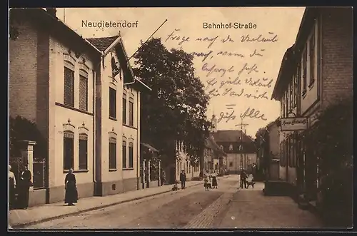 AK Neudietendorf, Passanten in der Bahnhof-Strasse