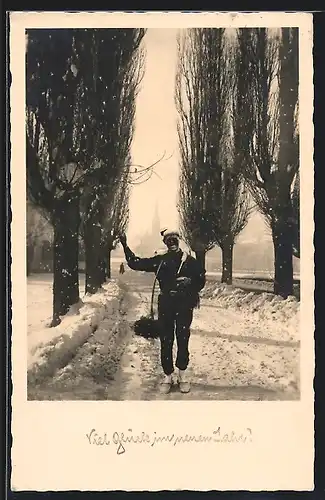 AK Schornsteinfeger läuft lächelnd durch den Schnee