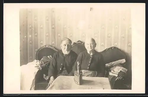 AK Älteres Paar mit Bügeleisen auf einem Tisch