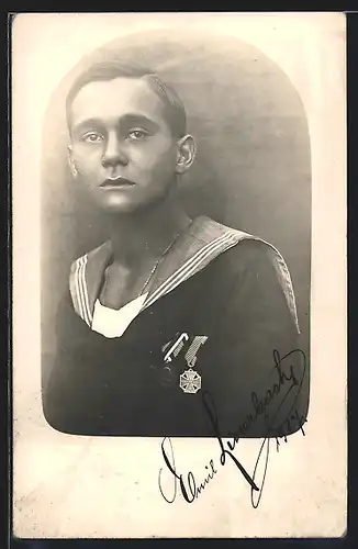 Foto-AK Matrose in Uniform mit Karl-Truppenkreuz, Uniformfoto