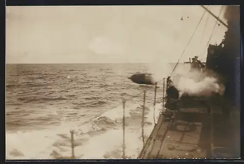 AK Lancierung eines Torpedos von einem Kriegsschiff