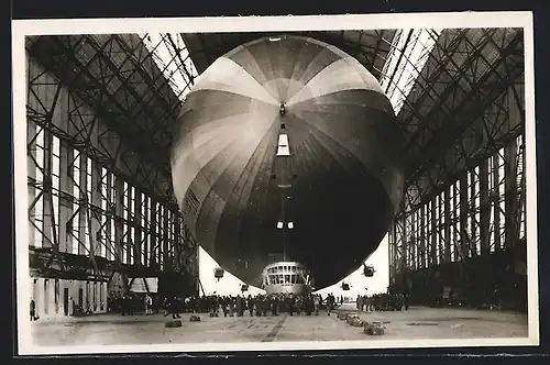 AK Luftschiff LZ127 Graf Zeppelin beim Einbringen in die Halle