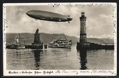 AK Lindau i. Bodensee, Zeppelin über der Hafen-Einfahrt