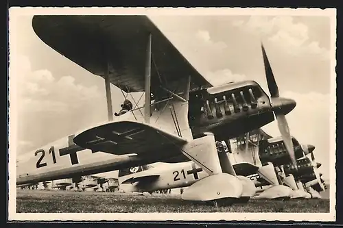 AK Staffelformation von Jagdeinsaitzern startbereit auf dem Flugfeld, 