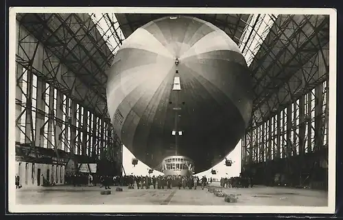 AK Graf Zeppelin, Einbringen des Luftschiffes in die Halle