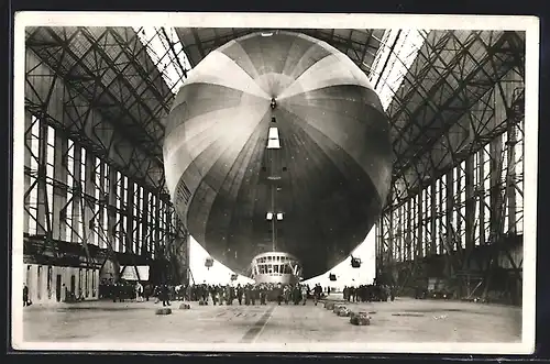 AK Graf Zeppelin, Einbringen des Luftschiffes in die Halle