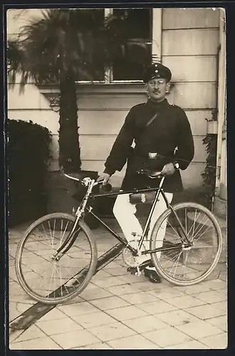 AK Mann in Uniform mit Fahrrad