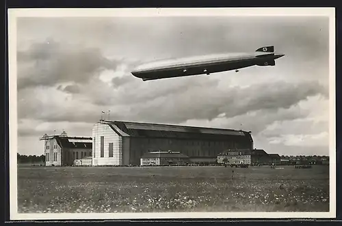 AK Luftschiff LZ 127 Graf Zeppelin über der Werkshalle