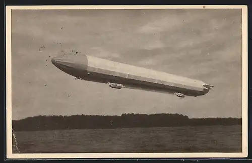 AK Zeppelin fliegt knapp über einem See