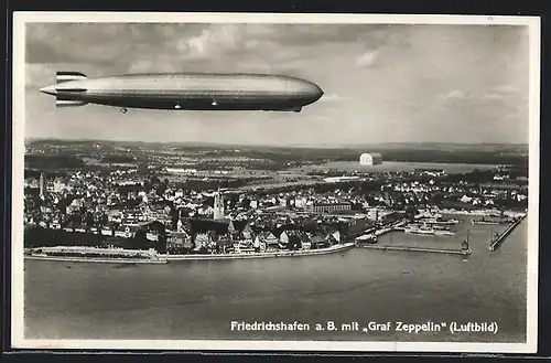 AK Friedrichshafen, Luftschiff Graf Zeppelin LZ-127 über der Stadt