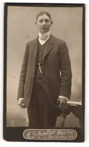 Fotografie M. Schindler Wwe., Osterode a. H., Eleganter junger Mann im Dreiteiler mit Fliege
