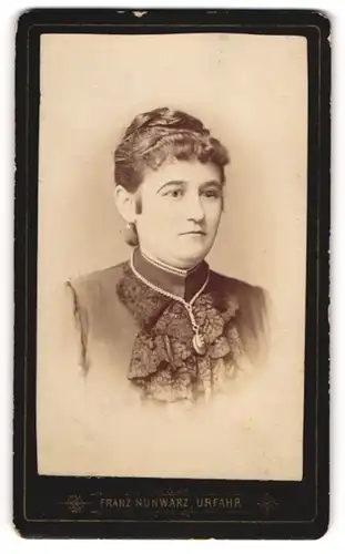 Fotografie Franz Nunwarz, Urfahr, Dame mit Stirnlocken, Ohrschmuck und Medaillon