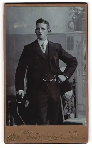 Fotografie Arnold Hirnschrodt, Ried /Innkreis, neben Humerkeller, Eleganter junger Herr im Dreiteiler mit Uhrenkette