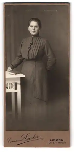 Fotografie Emanuel Eisler, Liezen /Obersteiermark, Junge Dame im wollenen Kleid mit Zierknöpfen