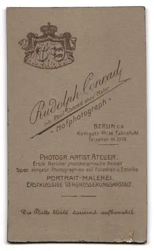 Fotografie Rudolph Conrad, Berlin, Königstrasse 36, Eleganter Herr im Dreiteiler mit Gehrock und weisser Krawatte