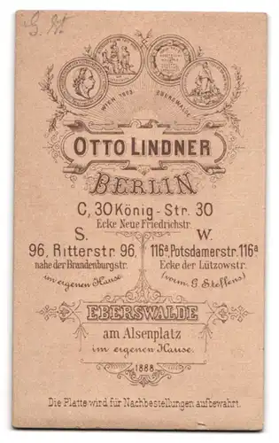 Fotografie Otto Lindner, Berlin, Königstr. 30, Ältere Dame in dunklem Kleid mit Perlenkette und leichtem Lächeln
