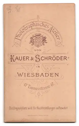 Fotografie Kauer & Schröder, Wiesbaden, Taunusstr. 17, Bürgerlicher Herr in Anzug und Fliege mit müden Augen