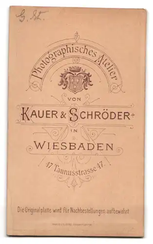 Fotografie Kauer & Schröder, Wiesbaden, Taunusstr. 17, Junge Dame in elegantem geknöpften Kleid mit Brosche