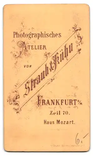 Fotografie Straub u. Kuehn, Frankfurt a. M., Zeil 70, Junger Mann im grauen Anzug mit markanten Wangenknocken