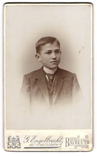 Fotografie G. Engelbrecht, Bayreuth, Canalstr. 11, Junger Bursche im Anzug mit breiter Krawatte und Mittelscheitel