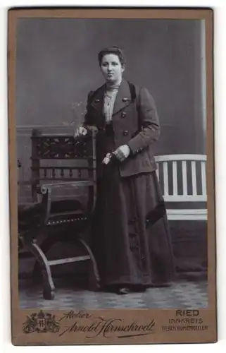 Fotografie Arnold Hirnschrodt, Ried, Innkreis, Leicht beleibte Dame in dunklem Kleid mit Jacke und Rosen