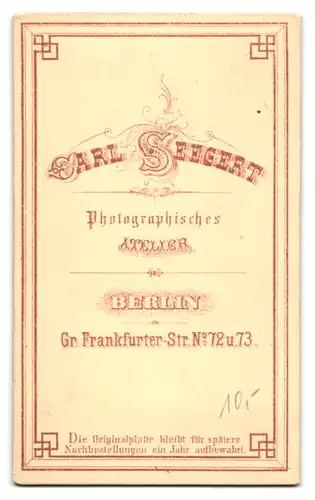 Fotografie Carl Seegert, Berlin, Gr. Frankfurterstr. 72, Ältere Dame in dunklem Kleid mit Kopfbedeckung und Schleife