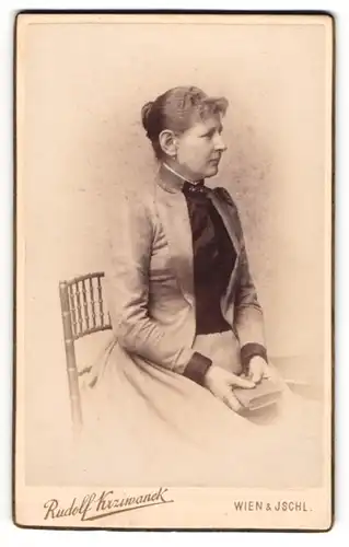 Fotografie Rudolf Krziwanek, Wien, Hofstallstr. 5, Junge Dame im dunklen Kleid mit Jacke und Buch im Profil