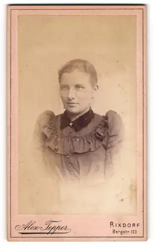 Fotografie Alex Tepper, Rixdorf, Bergstr. 123, Junge lächelnde Dame in grauem Kleid mit Rüschen und schwarzem Kragen