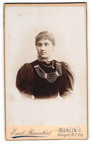 Fotografie Emil Rosenthal, Berlin, Königstr. 31, Junge Frau in schwarzem Kleid mit silbernen Ketten und weiten Ärmeln