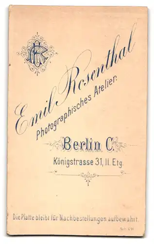 Fotografie Emil Rosenthal, Berlin, Königstr. 31, Junge Frau in schwarzem Kleid mit silbernen Ketten und weiten Ärmeln