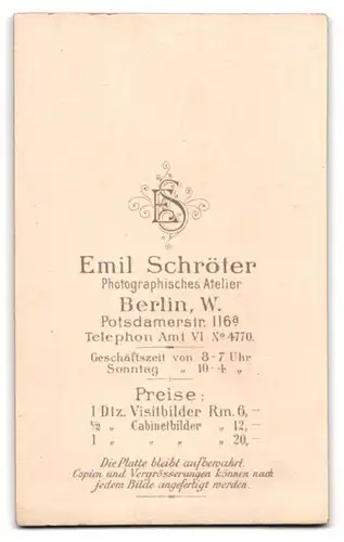 Fotografie Emil Schröter, Berlin, Potsdamerstr. 116, Junge Dame in schwarzem Kleid mit hohem Kragen und Brosche