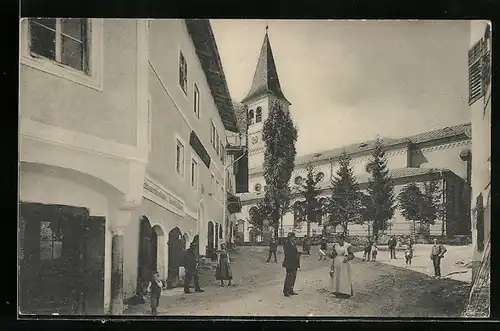 AK Saalfelden, Partie am Kirchplatz mit Kirche