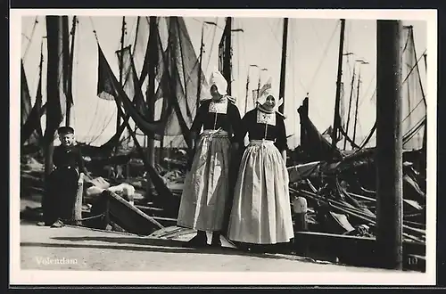 AK Volendam, Zwei Holländerinnen und Junge am Hafen
