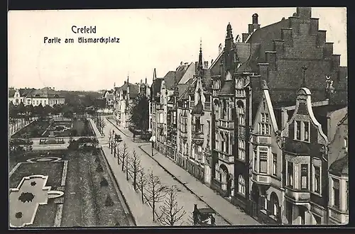 AK Krefeld, Strassenpartie am Bismarckplatz mit Denkmal