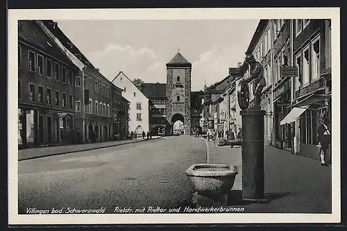 AK Villingen /Schwarzwald, Rietstrasse mit Riettor und Handwerkerbrunnen