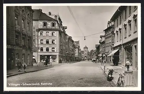 AK Villingen /Schwarzwald, Rietstrasse mit Hotel Blume Post und Geschäften