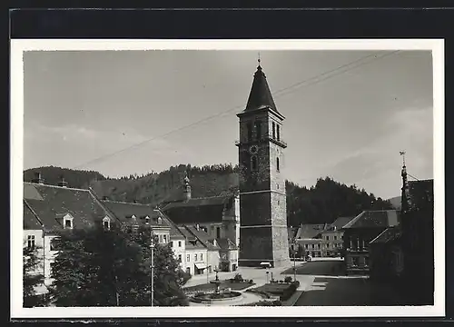 AK Judenburg, Strassenpartie mit Turm und Brunnen