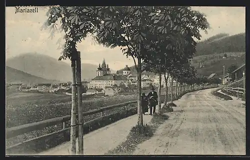 AK Mariazell, Ortspartie mit Spaziergängern am Tag