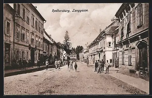 AK Radkersburg, Langgasse mit Passanten