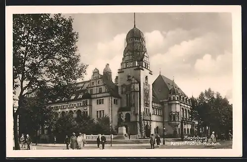 AK Magdeburg, Kaiser Friedrich-Museum mit Passanten