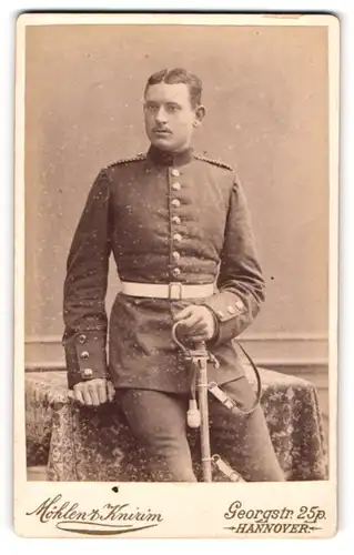Fotografie Möhlen Knirim, Hannover, Soldat in Uniform mit Schwert