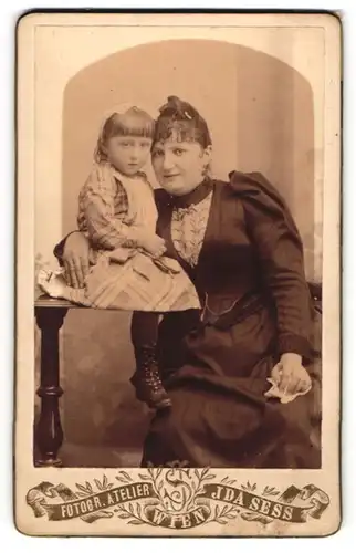 Fotografie Atelier Ida Sess, Wien, Mutter mit Kind in gestreiften Trachten