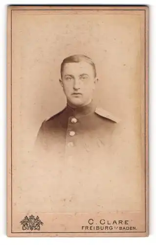 Fotografie C. Clare, Freiburg i. Baden, Soldat mit glatten Haaren in Uniform