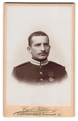 Fotografie Carl Köhler, Berlin-Schöneberg, Soldat in Uniform mit Schnauzbart