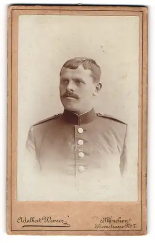 Fotografie Adalbert Wernern, München, Soldat in Uniform mit Schnauzbart
